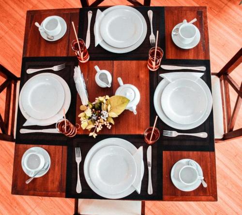 een tafel met witte borden en keukengerei erop bij Yala Aqu Hotel in Kirinda