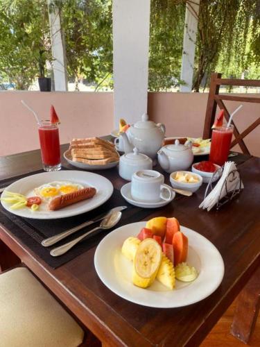 een tafel met borden ontbijt erop bij Yala Aqu Hotel in Kirinda