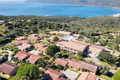 塞拉迪费罗Appartement climatisé dans une résidence avec piscine mer à pied的享有带游泳池的房屋的空中景致