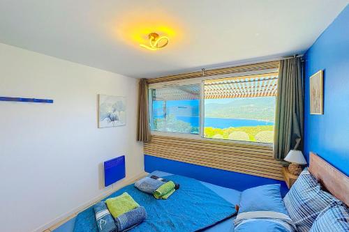 Postel nebo postele na pokoji v ubytování Magnifique T2 terrasse vue mer panoramique dans résidence avec piscine