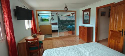 ein Schlafzimmer mit einem Bett und einem großen Spiegel in der Unterkunft Luz de Carboneras in Carboneras de Guadazaón