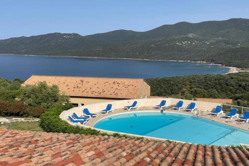 塞拉迪费罗new 2026 F2 pour 4 à 5 personnes tout équipé dans résidence piscine et mer的一个带椅子和水体的游泳池