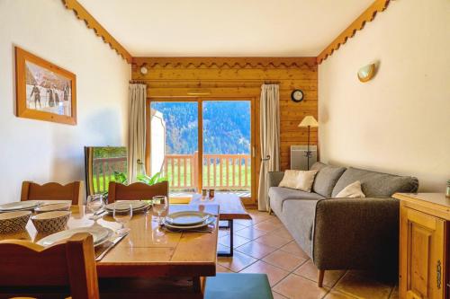un salon avec un canapé et une table dans l'établissement Mouflon, 4/6 personnes piscine, Spa, à Champagny-en-Vanoise