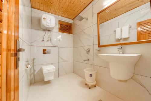 Koupelna v ubytování Hotel The Winterline kasol - #premium room with balcony #parking #mountain view #most awarded #best selling hotel in kasol