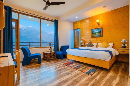 Postel nebo postele na pokoji v ubytování Hotel The Winterline kasol - #premium room with balcony #parking #mountain view #most awarded #best selling hotel in kasol