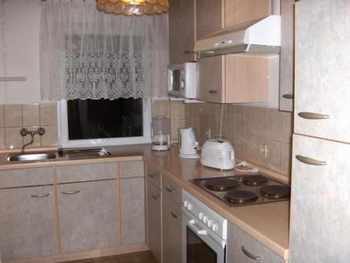 Kuchyň nebo kuchyňský kout v ubytování Gemütliches Ferienhaus In Breitenbach