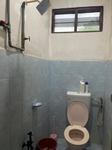 Koupelna v ubytování OYO 91250 Roomstay Awie