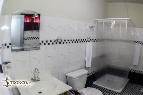 Koupelna v ubytování Hotel El Tronco Inc