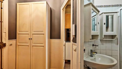 Central Paris Apartment Near Champs Elysees