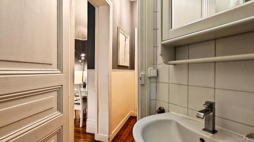 Central Paris Apartment Near Champs Elysees