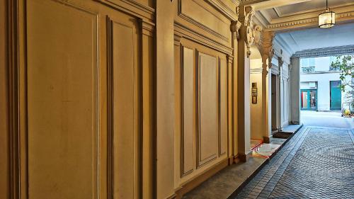 Central Paris Apartment Near Champs Elysees