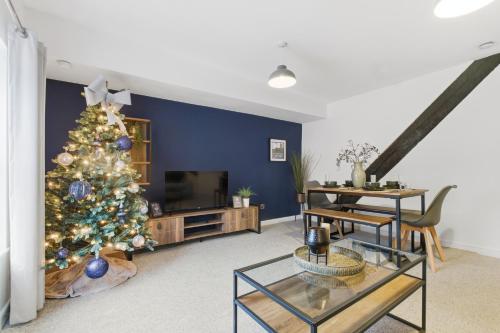 un salon avec un sapin de Noël et une télévision dans l'établissement Blueberry View - Wyndale Living - Central Worcester, à Worcester
