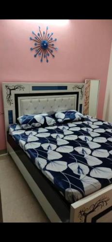 Ένα ή περισσότερα κρεβάτια σε δωμάτιο στο 2bhk independent floor with a personal terrace