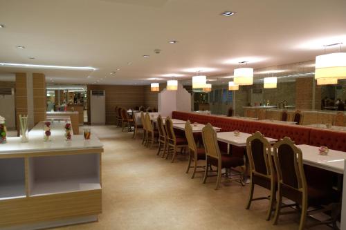 a restaurant with tables and chairs and a bar at Methavalai Residence Hotel in Bangkok