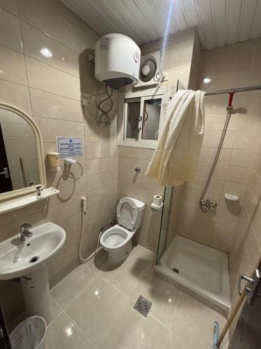 Ένα μπάνιο στο فندق ضيوف المقام الذهبي توصيل مجاني للحرم - Diouf Al Maqam Al Dahabi Hotel Free Shuttle Service to Haram