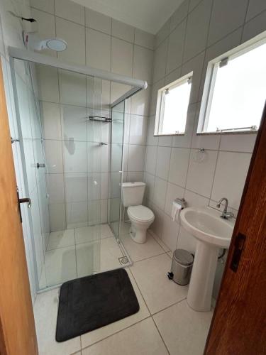 a bathroom with a shower and a toilet and a sink at Flat Monte Mor Jardim Monte Verde in Monte Mor