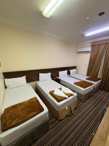 Ένα ή περισσότερα κρεβάτια σε δωμάτιο στο فندق ضيوف المقام الذهبي توصيل مجاني للحرم - Diouf Al Maqam Al Dahabi Hotel Free Shuttle Service to Haram