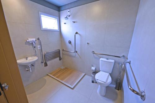 ein Badezimmer mit Toilette und Waschbecken in der Unterkunft Vinds Economic Hotel in Ipatinga