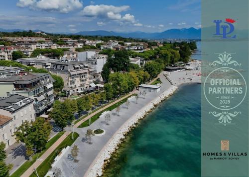 eine Luftansicht einer Stadt neben einem Wasserkörper in der Unterkunft Marriott Charming on the Lake Apartment DesenzanoLoft Official Partner Homes & Villas by Marriott Bonvoy in Desenzano del Garda