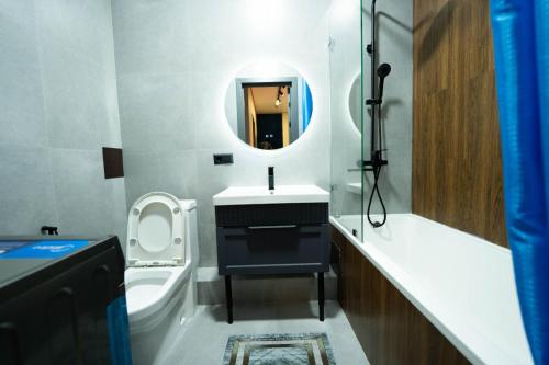Ein Badezimmer in der Unterkunft Уютная и светлая квартира в Алматы рядом с метро