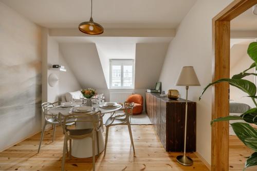 NEW! Designer Home with Sauna for 4!Best location!