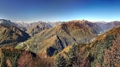 une vue aérienne sur une chaîne de montagnes avec une route dans l'établissement Casa San Cristoforo Studio, à Maggia