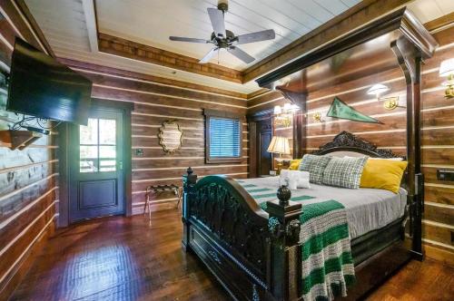 una camera da letto con un letto e un ventilatore a soffitto di King`s Cross a Stephens Gap