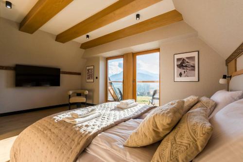 Una cama o camas en una habitación de Prywatne jacuzzi, sauna, super widok! Tatra Spa Kościelisko