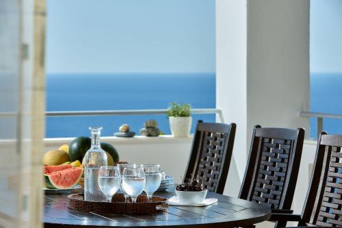 a table with wine glasses and a bowl of fruit at Ferienhaus In Geropotamos Mit Sonnenterrasse in Balíon
