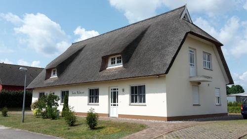 ein weißes Haus mit grauem Dach in der Unterkunft Ferienhaus für 4 Personen ca 85 qm in Garz auf Usedom, Ostseeküste Deutschland Usedom in Garz