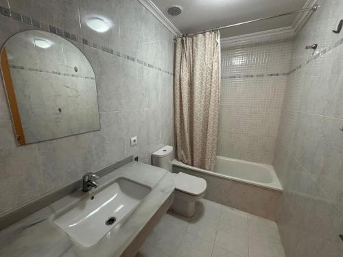 Un baño con lavabo, inodoro y bañera. en Jacaranda A, en Pedreguer