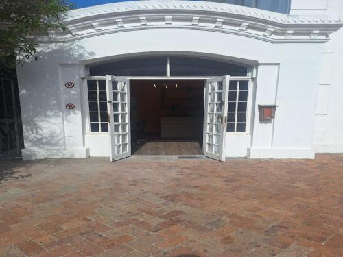 Η πρόσοψη ή η είσοδος του BIM Backpackers In Muizenberg