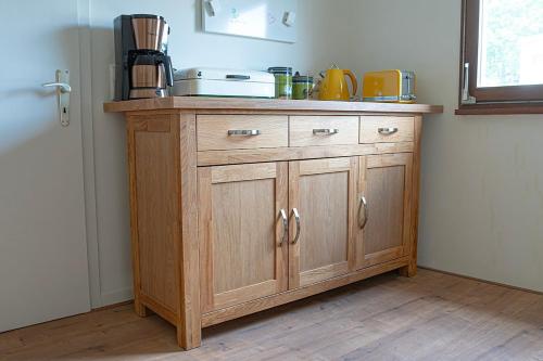 Un armario de madera en una cocina con encimera. en Hohenberg Häuschen, en Hellenthal