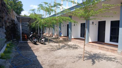 ein paar Bäume vor einem Gebäude in der Unterkunft Pandava House Lombok in Lombok International Airport