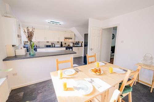 6 BR House with Free Parking, Garden & Fast WiFi photo 19