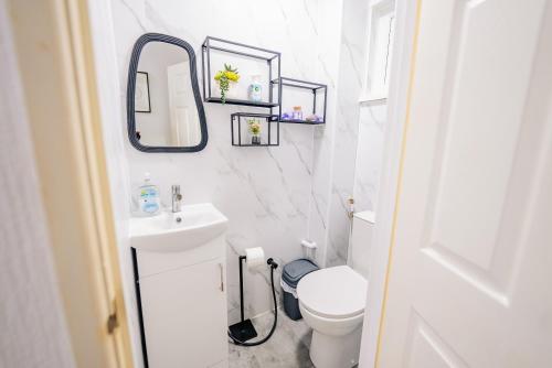 6 BR House with Free Parking, Garden & Fast WiFi photo 21