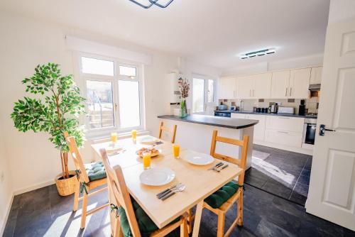 6 BR House with Free Parking, Garden & Fast WiFi photo 17
