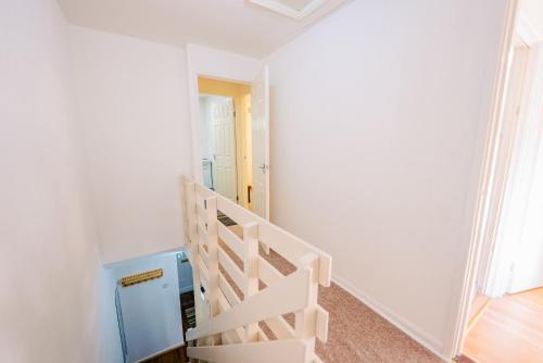 6 BR House with Free Parking, Garden & Fast WiFi photo 6