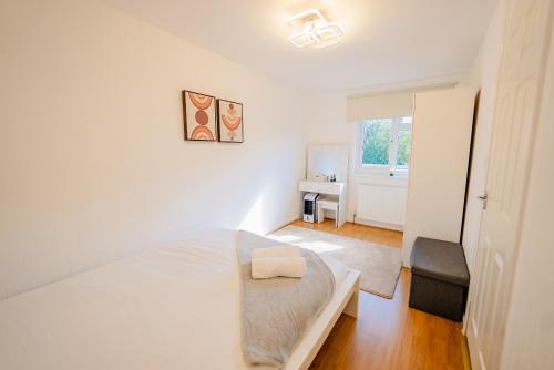 6 BR House with Free Parking, Garden & Fast WiFi photo 7
