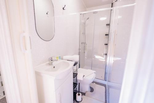 6 BR House with Free Parking, Garden & Fast WiFi photo 22