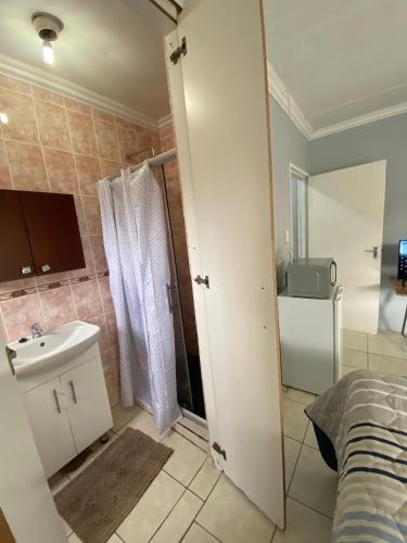 une salle de bain avec un lavabo, des toilettes et une douche dans l'établissement JayBee Guest House, à Richards Bay