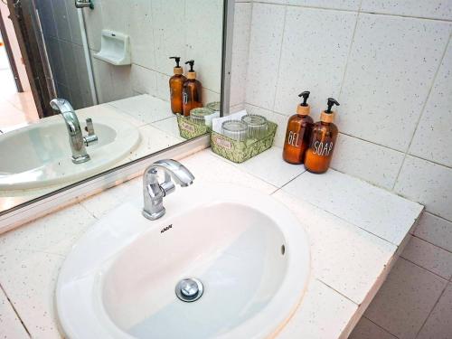 Koupelna v ubytování MT Friend Hostel Phuket Town