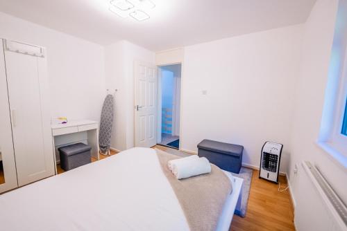 6 BR House with Free Parking, Garden & Fast WiFi photo 9