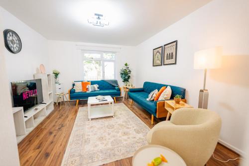 6 BR House with Free Parking, Garden & Fast WiFi photo 4