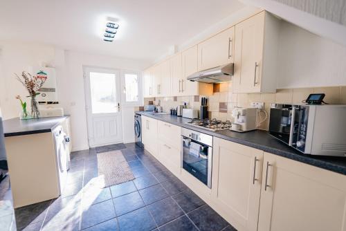 6 BR House with Free Parking, Garden & Fast WiFi photo 16