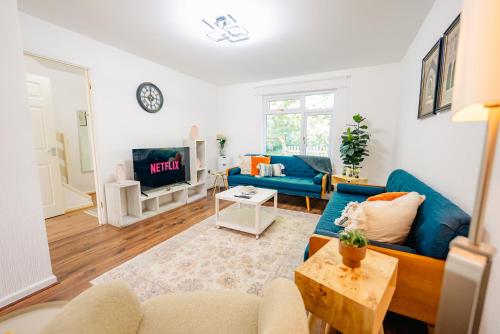 6 BR House with Free Parking, Garden & Fast WiFi photo 5