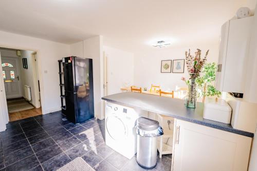 6 BR House with Free Parking, Garden & Fast WiFi photo 15