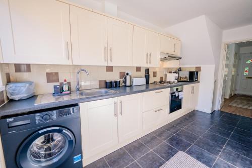 6 BR House with Free Parking, Garden & Fast WiFi photo 13