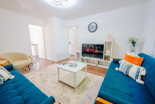6 BR House with Free Parking, Garden & Fast WiFi photo 1