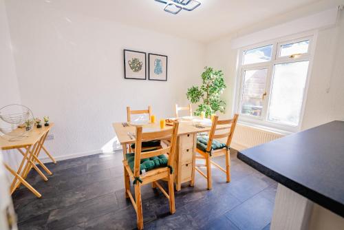 6 BR House with Free Parking, Garden & Fast WiFi photo 20